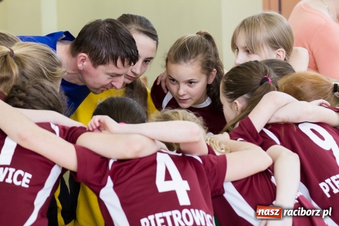 Zdjęcie w galerii na portalu naszraciborz.pl: V Turniej Piłki Ręcznej Dziewcząt Młodszych w Pietrowicach Wielkich  wiadomości z regionu