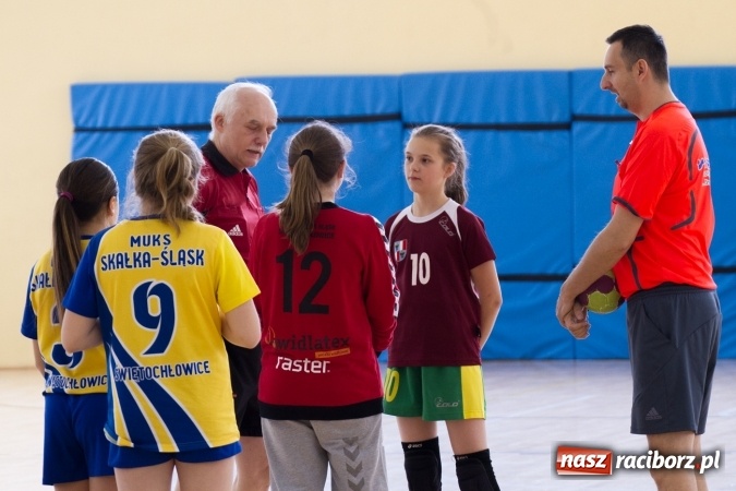 Zdjęcie w galerii na portalu naszraciborz.pl: V Turniej Piłki Ręcznej Dziewcząt Młodszych w Pietrowicach Wielkich  wiadomości z regionu
