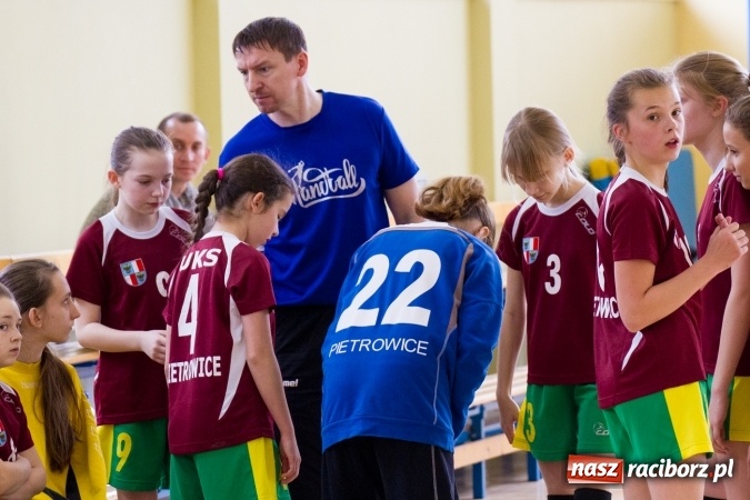 Zdjęcie w galerii na portalu naszraciborz.pl: V Turniej Piłki Ręcznej Dziewcząt Młodszych w Pietrowicach Wielkich  wiadomości z regionu