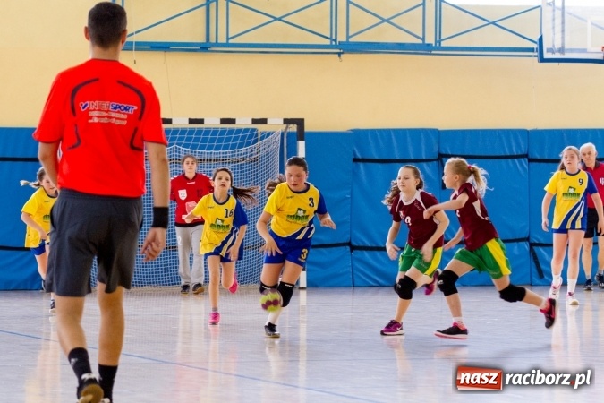 Zdjęcie w galerii na portalu naszraciborz.pl: V Turniej Piłki Ręcznej Dziewcząt Młodszych w Pietrowicach Wielkich  wiadomości z regionu