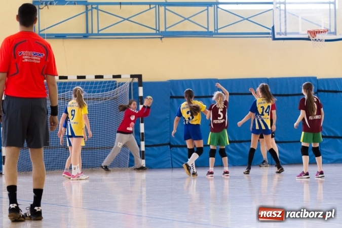 Zdjęcie w galerii na portalu naszraciborz.pl: V Turniej Piłki Ręcznej Dziewcząt Młodszych w Pietrowicach Wielkich  wiadomości z regionu