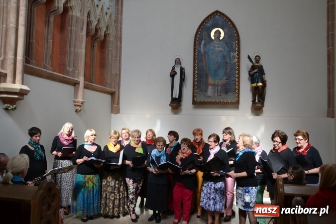 Zdjęcie w galerii na portalu naszraciborz.pl: Chór VIVO zaśpiewał w kaplicy zamkowej wiadomości z regionu