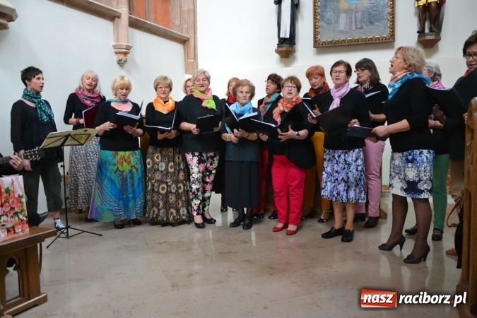 Zdjęcie w galerii na portalu naszraciborz.pl: Chór VIVO zaśpiewał w kaplicy zamkowej wiadomości z regionu