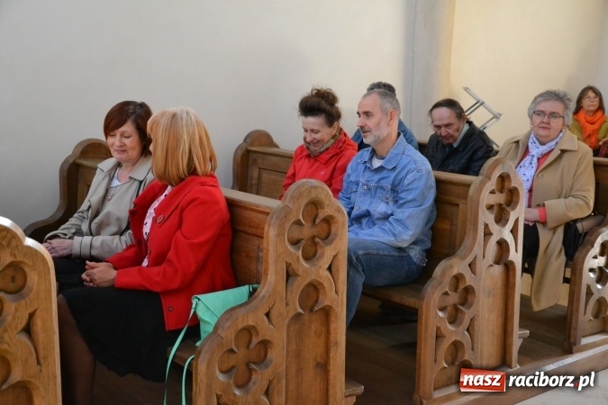 Zdjęcie w galerii na portalu naszraciborz.pl: Chór VIVO zaśpiewał w kaplicy zamkowej wiadomości z regionu