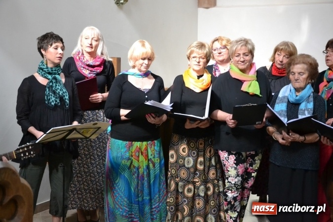 Zdjęcie w galerii na portalu naszraciborz.pl: Chór VIVO zaśpiewał w kaplicy zamkowej wiadomości z regionu
