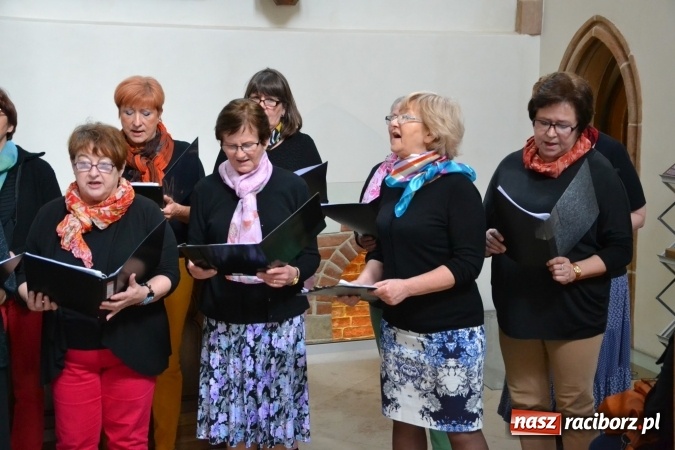 Zdjęcie w galerii na portalu naszraciborz.pl: Chór VIVO zaśpiewał w kaplicy zamkowej wiadomości z regionu