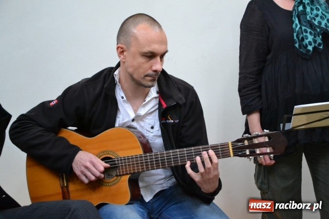 Zdjęcie w galerii na portalu naszraciborz.pl: Chór VIVO zaśpiewał w kaplicy zamkowej wiadomości z regionu