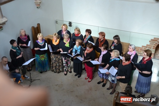Zdjęcie w galerii na portalu naszraciborz.pl: Chór VIVO zaśpiewał w kaplicy zamkowej wiadomości z regionu