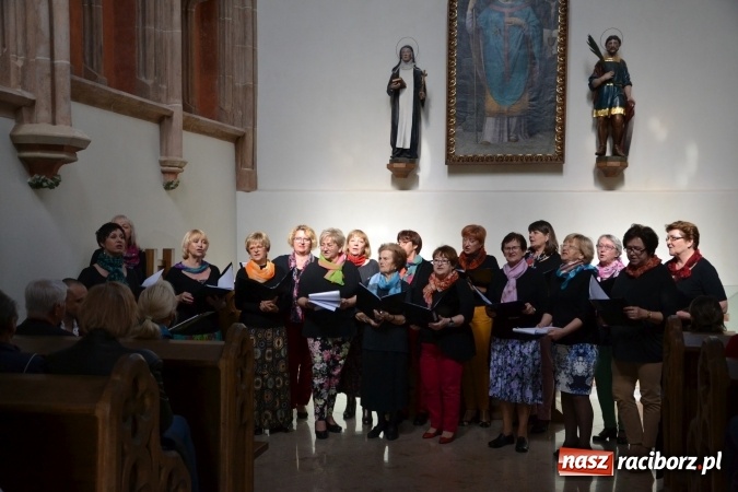 Zdjęcie w galerii na portalu naszraciborz.pl: Chór VIVO zaśpiewał w kaplicy zamkowej wiadomości z regionu