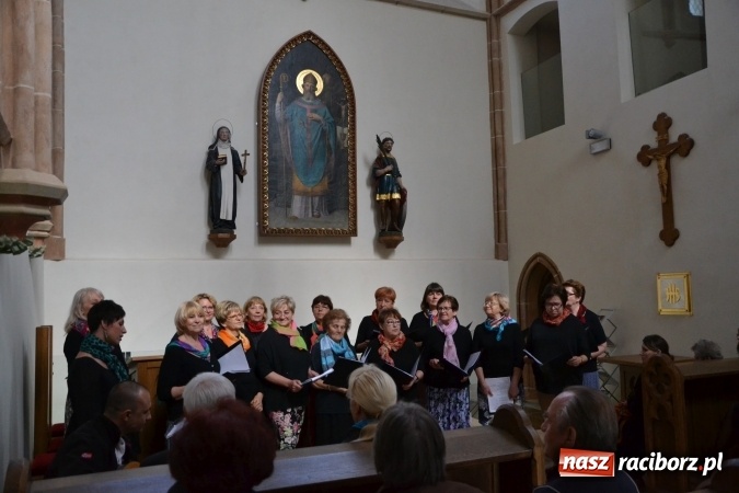 Zdjęcie w galerii na portalu naszraciborz.pl: Chór VIVO zaśpiewał w kaplicy zamkowej wiadomości z regionu