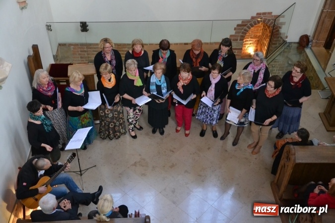 Zdjęcie w galerii na portalu naszraciborz.pl: Chór VIVO zaśpiewał w kaplicy zamkowej wiadomości z regionu