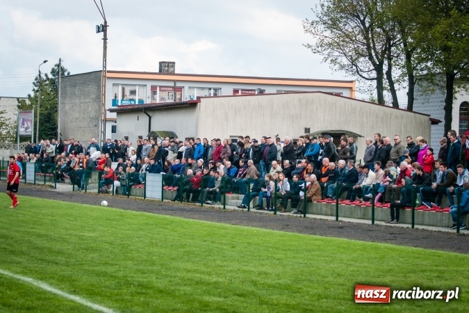 Zdjęcie w galerii na portalu naszraciborz.pl: Derby powiatu: Rzuty wolne tajną bronią Tworkowa wiadomości z regionu