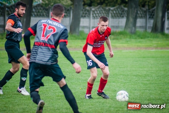 Zdjęcie w galerii na portalu naszraciborz.pl: Derby powiatu: Rzuty wolne tajną bronią Tworkowa wiadomości z regionu