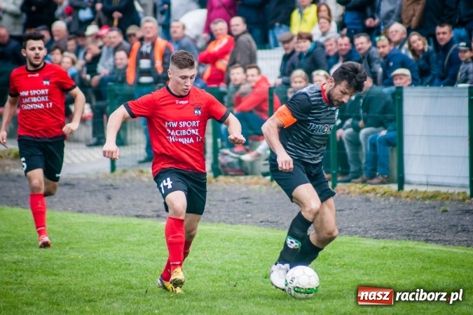 Zdjęcie w galerii na portalu naszraciborz.pl: Derby powiatu: Rzuty wolne tajną bronią Tworkowa wiadomości z regionu