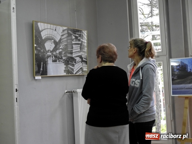 Zdjęcie w galerii na portalu naszraciborz.pl: Czas i miejsce - w Galerii Gawra odbył się wernisaż nowej wystawy  wiadomości z regionu