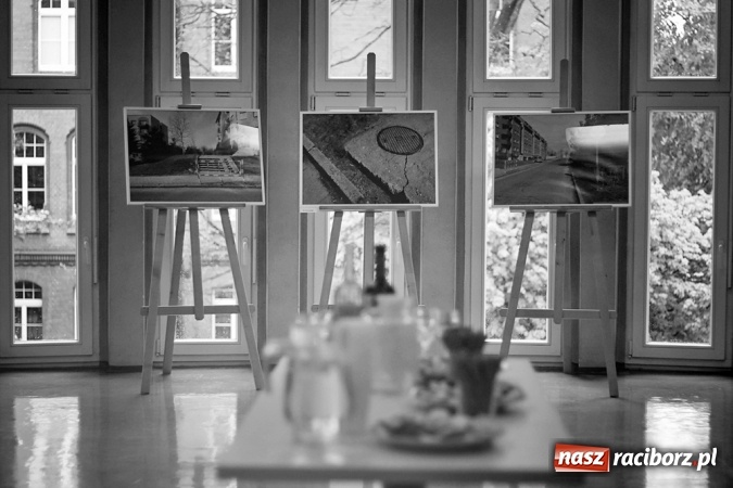 Zdjęcie w galerii na portalu naszraciborz.pl: Czas i miejsce - w Galerii Gawra odbył się wernisaż nowej wystawy  wiadomości z regionu