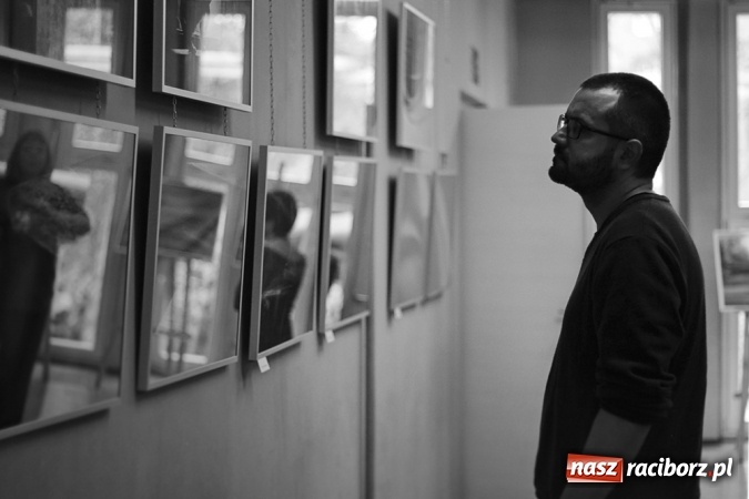 Zdjęcie w galerii na portalu naszraciborz.pl: Czas i miejsce - w Galerii Gawra odbył się wernisaż nowej wystawy  wiadomości z regionu