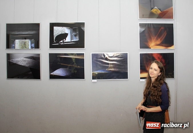 Zdjęcie w galerii na portalu naszraciborz.pl: Czas i miejsce - w Galerii Gawra odbył się wernisaż nowej wystawy  wiadomości z regionu