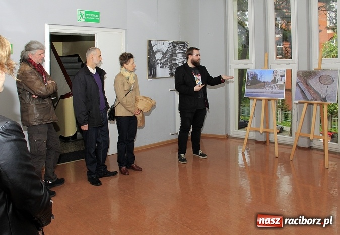 Zdjęcie w galerii na portalu naszraciborz.pl: Czas i miejsce - w Galerii Gawra odbył się wernisaż nowej wystawy  wiadomości z regionu