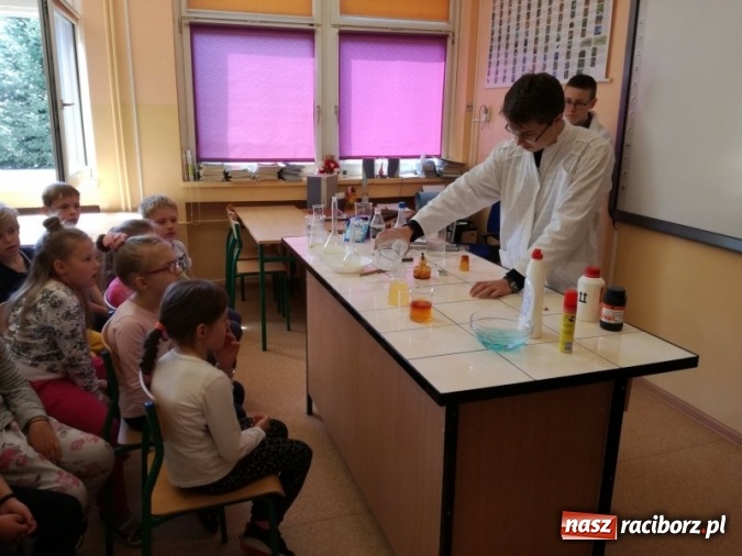 Zdjęcie w galerii na portalu naszraciborz.pl: Gimnazjum nr 3 obchodziło Dzień Patrona  wiadomości z regionu