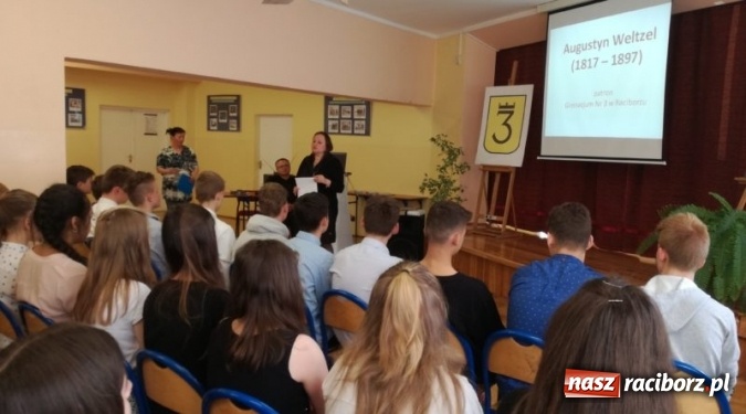 Zdjęcie w galerii na portalu naszraciborz.pl: Gimnazjum nr 3 obchodziło Dzień Patrona  wiadomości z regionu
