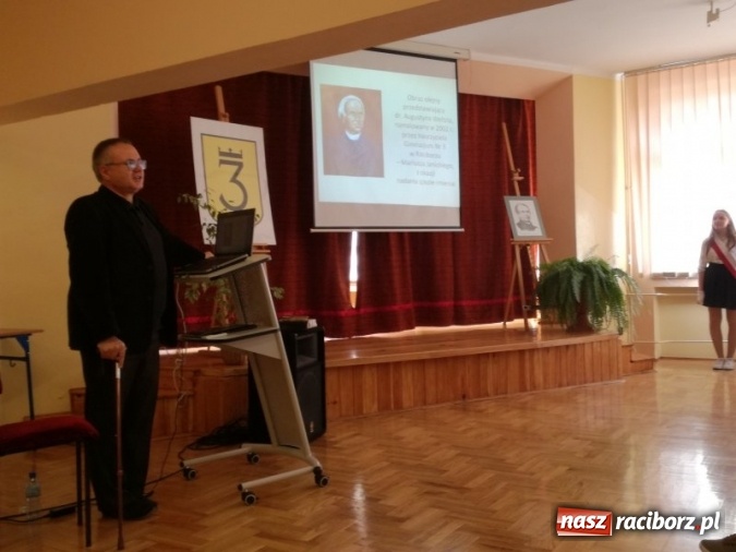 Zdjęcie w galerii na portalu naszraciborz.pl: Gimnazjum nr 3 obchodziło Dzień Patrona  wiadomości z regionu