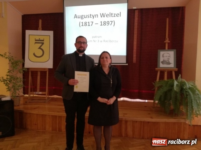 Zdjęcie w galerii na portalu naszraciborz.pl: Gimnazjum nr 3 obchodziło Dzień Patrona  wiadomości z regionu