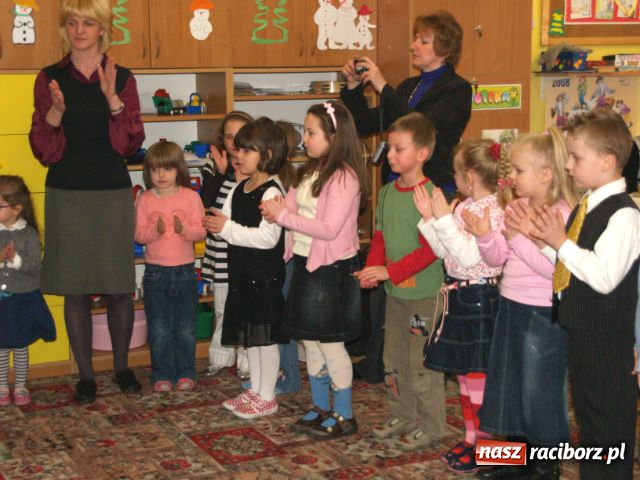 Zdjęcie w galerii na portalu naszraciborz.pl: Dla Babusi i Dziadziusia wiadomości z regionu