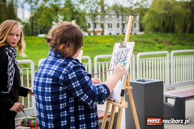 Zdjęcie w galerii na portalu naszraciborz.pl: Plener malarski uczniów G1 na przystani kajakowej wiadomości z regionu