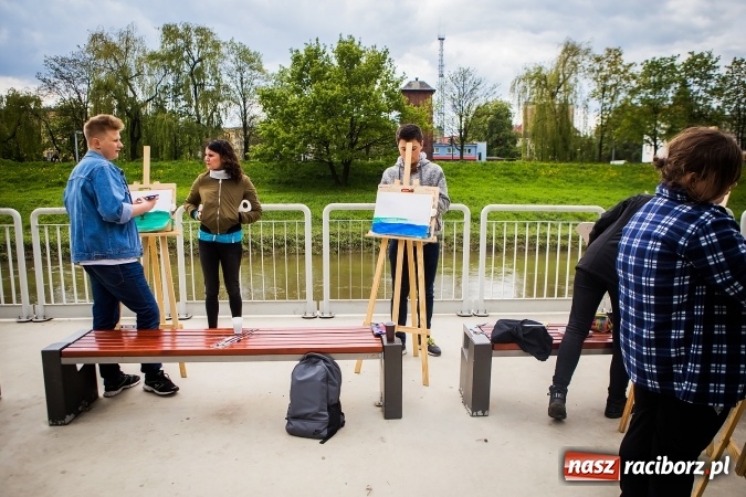 Zdjęcie w galerii na portalu naszraciborz.pl: Plener malarski uczniów G1 na przystani kajakowej wiadomości z regionu