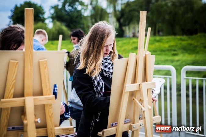 Zdjęcie w galerii na portalu naszraciborz.pl: Plener malarski uczniów G1 na przystani kajakowej wiadomości z regionu