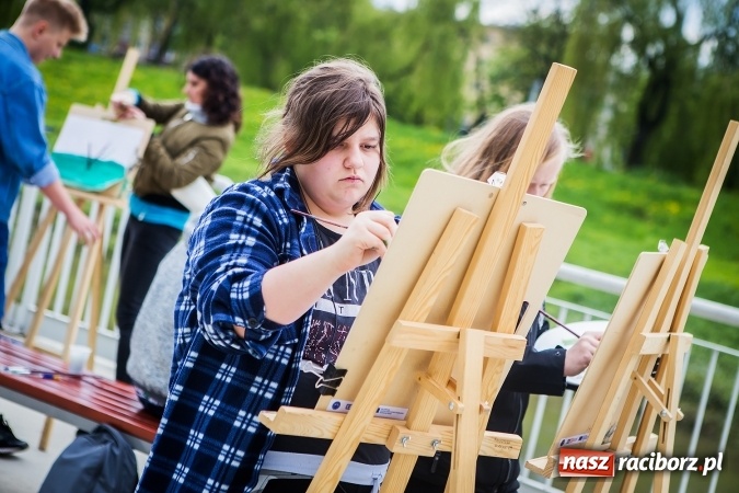 Zdjęcie w galerii na portalu naszraciborz.pl: Plener malarski uczniów G1 na przystani kajakowej wiadomości z regionu