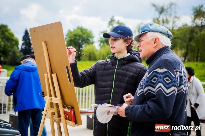 Zdjęcie w galerii na portalu naszraciborz.pl: Plener malarski uczniów G1 na przystani kajakowej wiadomości z regionu