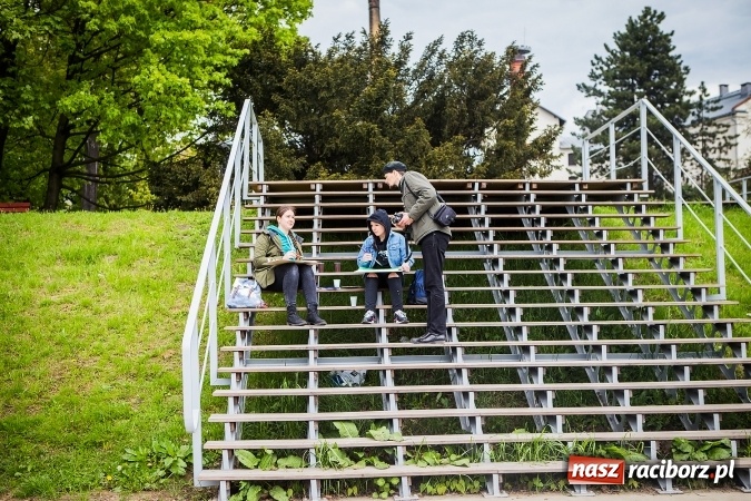 Zdjęcie w galerii na portalu naszraciborz.pl: Plener malarski uczniów G1 na przystani kajakowej wiadomości z regionu