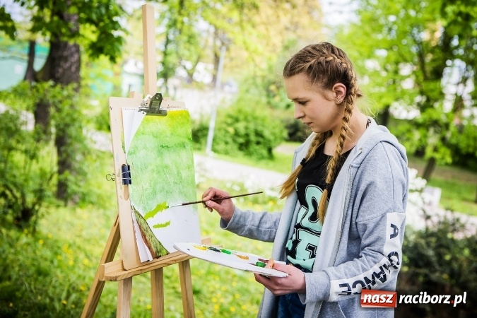 Zdjęcie w galerii na portalu naszraciborz.pl: Plener malarski uczniów G1 na przystani kajakowej wiadomości z regionu