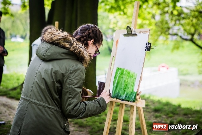 Zdjęcie w galerii na portalu naszraciborz.pl: Plener malarski uczniów G1 na przystani kajakowej wiadomości z regionu