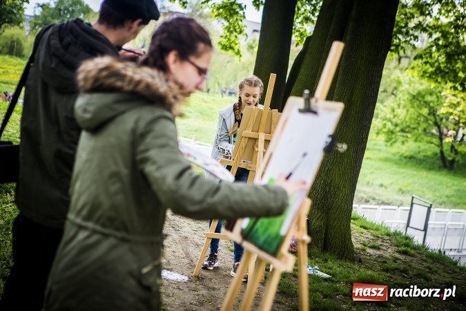 Zdjęcie w galerii na portalu naszraciborz.pl: Plener malarski uczniów G1 na przystani kajakowej wiadomości z regionu