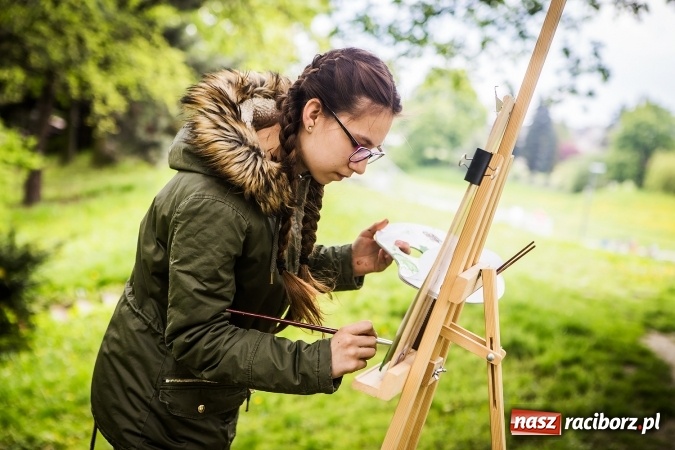Zdjęcie w galerii na portalu naszraciborz.pl: Plener malarski uczniów G1 na przystani kajakowej wiadomości z regionu