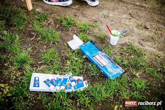 Zdjęcie w galerii na portalu naszraciborz.pl: Plener malarski uczniów G1 na przystani kajakowej wiadomości z regionu