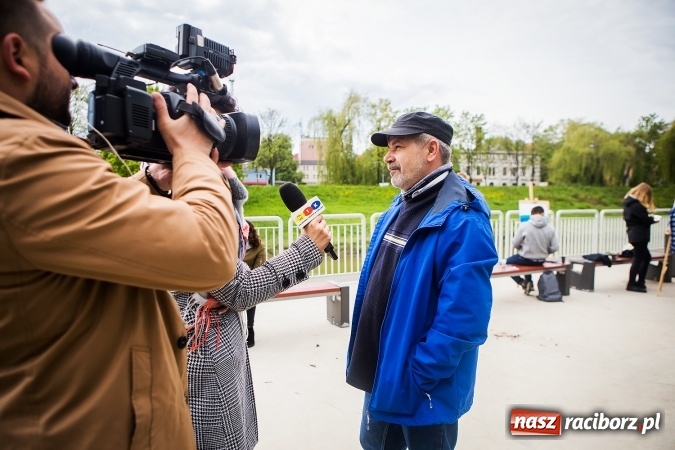 Zdjęcie w galerii na portalu naszraciborz.pl: Plener malarski uczniów G1 na przystani kajakowej wiadomości z regionu