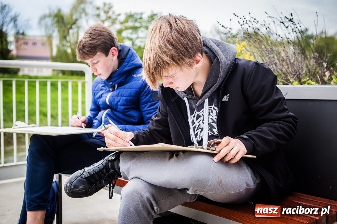 Zdjęcie w galerii na portalu naszraciborz.pl: Plener malarski uczniów G1 na przystani kajakowej wiadomości z regionu