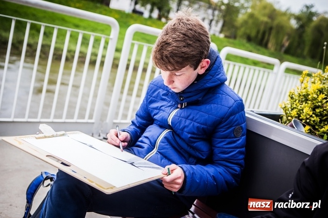 Zdjęcie w galerii na portalu naszraciborz.pl: Plener malarski uczniów G1 na przystani kajakowej wiadomości z regionu