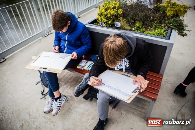 Zdjęcie w galerii na portalu naszraciborz.pl: Plener malarski uczniów G1 na przystani kajakowej wiadomości z regionu