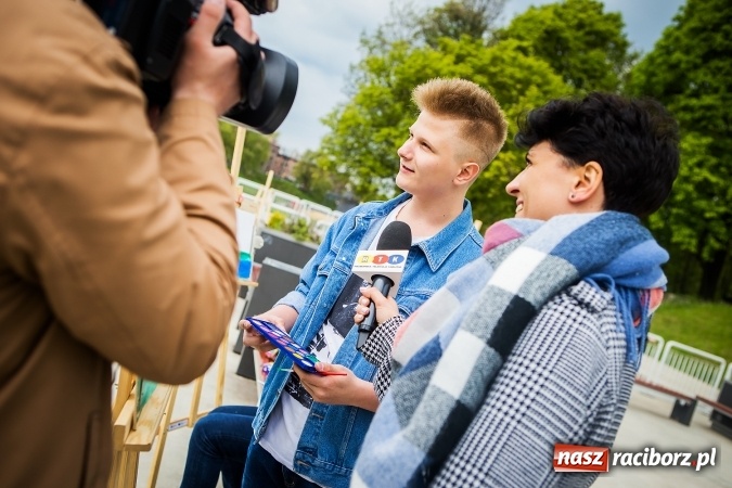 Zdjęcie w galerii na portalu naszraciborz.pl: Plener malarski uczniów G1 na przystani kajakowej wiadomości z regionu