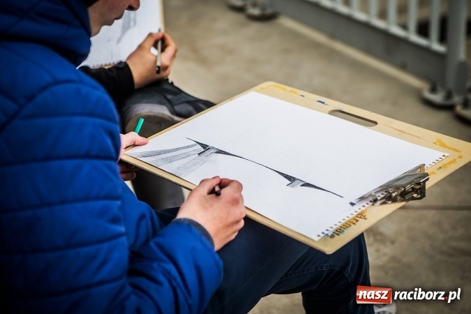 Zdjęcie w galerii na portalu naszraciborz.pl: Plener malarski uczniów G1 na przystani kajakowej wiadomości z regionu