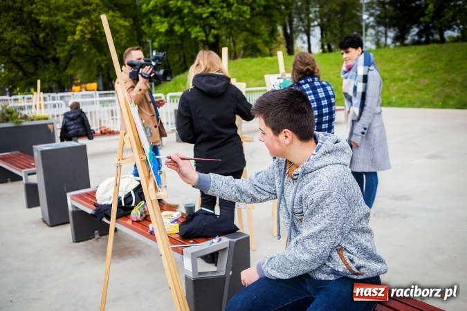 Zdjęcie w galerii na portalu naszraciborz.pl: Plener malarski uczniów G1 na przystani kajakowej wiadomości z regionu