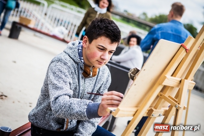 Zdjęcie w galerii na portalu naszraciborz.pl: Plener malarski uczniów G1 na przystani kajakowej wiadomości z regionu