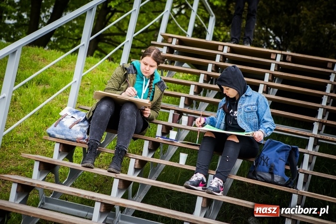 Zdjęcie w galerii na portalu naszraciborz.pl: Plener malarski uczniów G1 na przystani kajakowej wiadomości z regionu