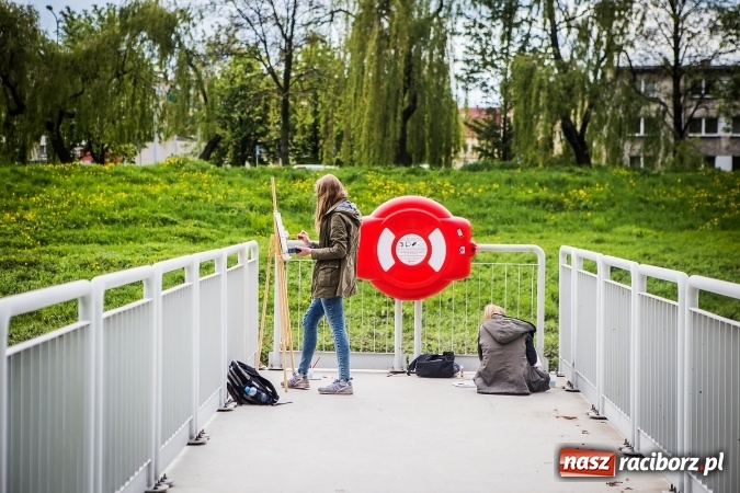 Zdjęcie w galerii na portalu naszraciborz.pl: Plener malarski uczniów G1 na przystani kajakowej wiadomości z regionu
