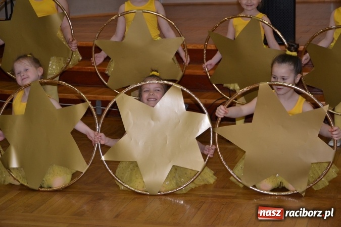 Zdjęcie w galerii na portalu naszraciborz.pl: Młode talenty na scenie w Tworkowie – taniec i recytacja wierszy  wiadomości z regionu